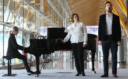 La pianista Patricia Barton, la soprano Yolanda Auyanet y el tenor David Butt Philip tras la firma entre AENA y el Teatro Real del convenio de patrocinio del teatro, en el Aeropuerto de Madrid Barajas.
