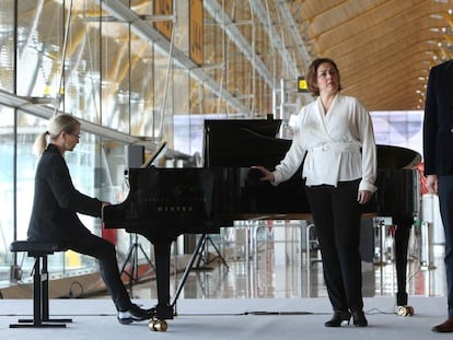 La pianista Patricia Barton, la soprano Yolanda Auyanet y el tenor David Butt Philip tras la firma entre AENA y el Teatro Real del convenio de patrocinio del teatro, en el Aeropuerto de Madrid Barajas.