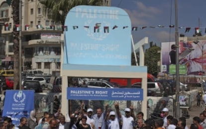 Palestinos portan una silla que representa el reconocimiento del estado palestino como miembro de pleno derecho de la ONU, durante una protesta en la plaza Manara, en la ciudad cisjordana de Ramala.