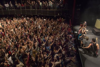 Concierto de Sweet California en la sala Barts, Barcelona, ante menores acompañados de sus padres.