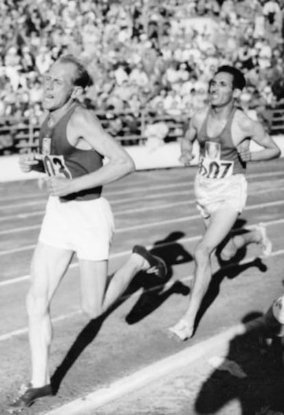 Mimoun persigue a Zatopek en la final de los 10.000m de los Juegos de Helsinki 1952.