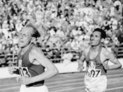 Mimoun persigue a Zatopek en la final de los 10.000m de los Juegos de Helsinki 1952.