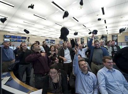 El júbilo se apodera del Centro de control del acelerador del CERN después de que el primer haz de protones completara la circunferencia de 27 kilómetros del LHC, el pasado 20 de noviembre, el paso previo a la primera colisión de partículas que ha tenido lugar este martes.