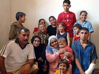 Dos familias palestinas asentadas en un campo de refugiados.