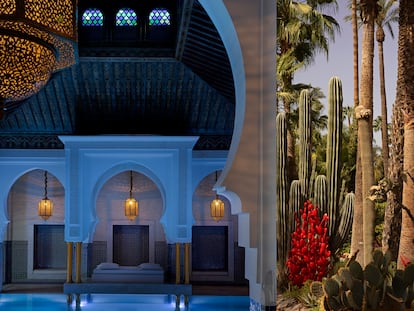 A la izquierda, la mítica piscina interior de La Mamounia con su cama central, probablemente uno de los sitios más instagrameables del lujo global. A la derecha, los míticos jardines del hotel marroquí.