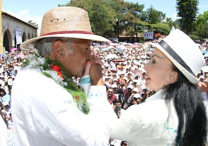 En 2018, después de haber pasado casi una década alejada de la vida pública, 'La Tigresa' retomó el rumbo de la política, aunque únicamente para acompañar a Andrés Manuel López Obrador en su gira por Chiapas durante su campaña para las elecciones de 2018. En la imagen, López Obrador y Serrano durante un acto de campaña en Comitán, el 11 de junio de 2018. 