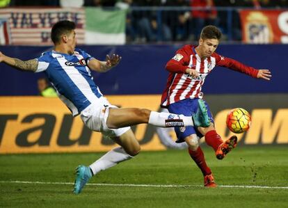 L'espanyolista Enzo Roco davant de Luciano Vietto.