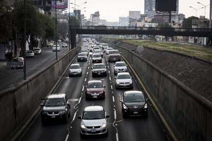Automóviles circulan por el Viaducto de la Ciudad de México.