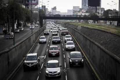 Autom&oacute;viles circulan por el Viaducto de la Ciudad de M&eacute;xico. 