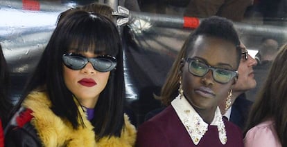 La cantante Rihanna y la actriz Lupita Nyong'o en el desfile de Miu Miu de la Paris Fashion Week de 2014.