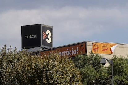 Pancartas a favor del 'sí' en el 1-0 en una fachada de TV3.