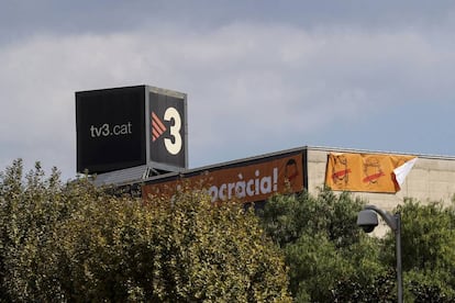 Pancartas a favor del &#039;s&iacute;&#039; en el 1-0 en una fachada de TV3.