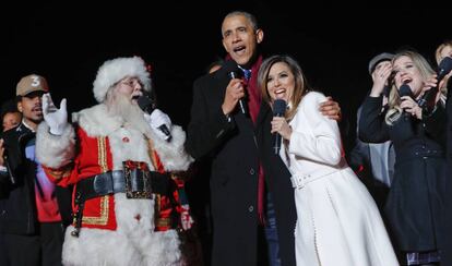 Barack Obama canta 'Jingle Bells' con Eva Longoria Baston, la actriz que actuó como presentadora del encendido de las luces de Navidad.