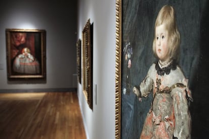 La exposición ha traído la mayoría de las piezas de otros museos, con algunos cuadros que jamás habían sido expuestos en España, como el que se ve a la derecha, 'La infanta Margarita, en traje rosa', que ha viajado desde Viena.