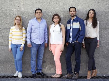 Jindy Morales (centro) y Henry Sosa (con camisa), junto a otros estudiantes, el pasado día 1 en Madrid.