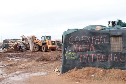 Las máquinas se disponen a derribar las chabolas del campamento.  El desalojo, aprobado por los tribunales, ha sido una iniciativa del Ayuntamiento de Níjar, gobernado por la socialista Esperanza Pérez.