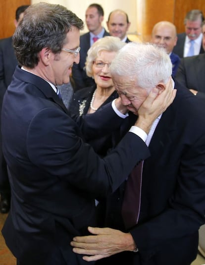 Alberto Núñez Feijóo recibe la felicitación de su padre Saturnino, tras tomar posesión como presidente de la Xunta en 2012.