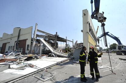Bomberos italianos inician tareas de desescombro en una de las fábricas afectadas por el terremoto en la localidad italiana de Mirandola.