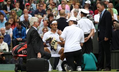 Federer, atendido durante su partido.