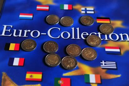 Imagen de una colección de euros de distintos países.