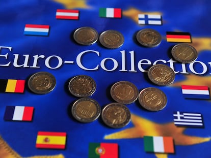 Imagen de una colección de euros de distintos países.
