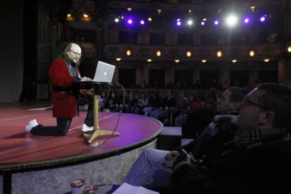 Santiago Segura deleita a sus seguidores de Twitter desde el escenario del teatro Häagen-Dazs Calderón.