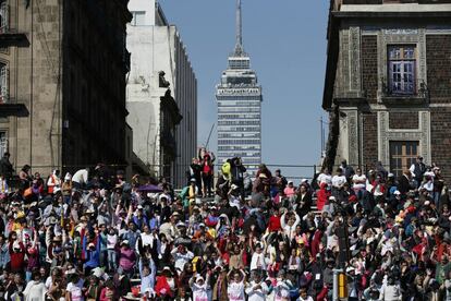 Los fieles aguardan en los alrededores de la Catedral Metropolitana de la Ciudad de México la llegada del Papa.