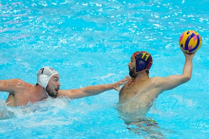 Blai Mallarach arma el brazo frente a Radomir Drasovic, durante el partido por el bronce en Fukuoka.