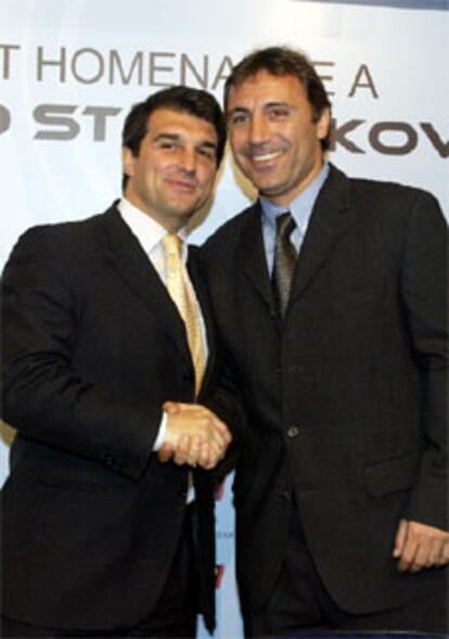 Joan Laporta y Hristo Stoichkov, en la presentación del partido de homenaje al ex jugador, el próximo 29 de mayo.