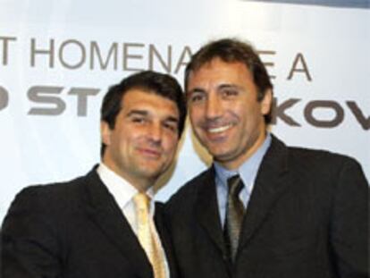 Joan Laporta y Hristo Stoichkov, en la presentación del partido de homenaje al ex jugador, el próximo 29 de mayo.