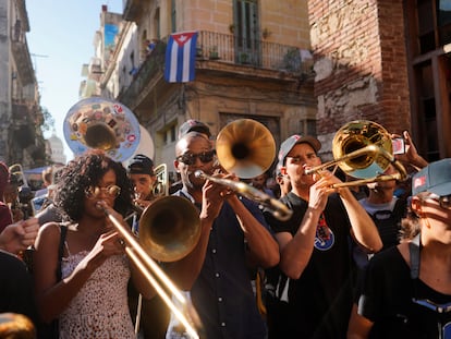 Un grupo de músicos  provenientes de Nueva Orleans tocan en las calles de La Habana, en la última edición del festival el 15 de enero de 2020.