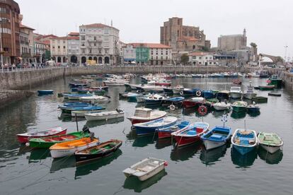 La iglesia de Santa María domina el horizonte del puerto de Castro Urdiales