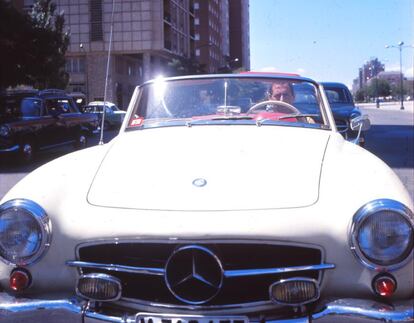 El futbolista español del Real Madrid Francisco Gento conduce un coche deportivo en 1964 en Madrid.