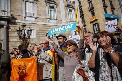 Manifestantes en la plaza de Sant Jaume, Barcelona.