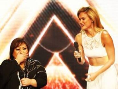 Bar Refaeli colgó esta foto con Rose Fostanes, en la final de 'Factor X'.