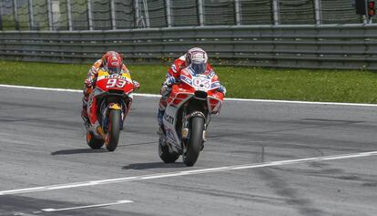 Dovizioso cruza la meta por delante de M&aacute;rquez en el &uacute;ltimo gran premio, en Austria. 