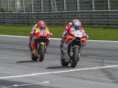 Dovizioso cruza la meta por delante de M&aacute;rquez en el &uacute;ltimo gran premio, en Austria. 