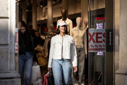 Comercios con carteles de rebajas en el Portal del Àngel de Barcelona.