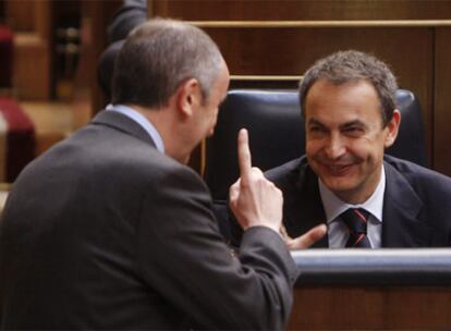 Zapatero, con el portavoz del PNV, Josu Erkoreka, en la sesión de investidura en el Congreso.
