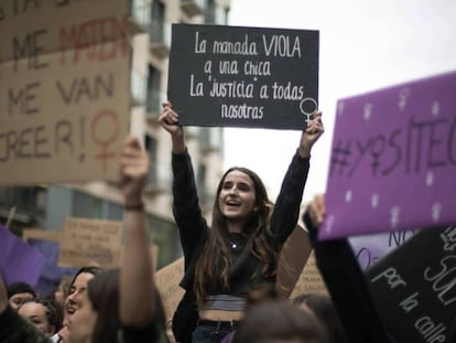 Manifestación estudiantil contra la sentencia del 'caso de La Manada', en el centro de Barcelona en 2019.