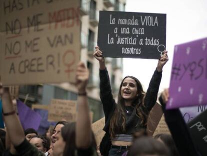 Manifestación estudiantil contra la sentencia del caso de La Manada concentrada en el centro de Barcelona, el pasado mayo. 
 