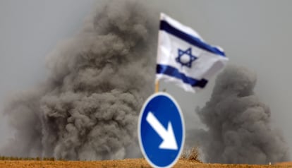 Una nube de humo asciende en la ciudad de Sderot, en el norte de Gaza, tras un ataque israelí. 