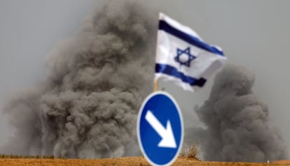 Una nube de humo asciende en la ciudad de Sderot, en el norte de Gaza, tras un ataque israelí.