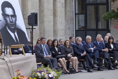 Desde la izquierda, el embajador Carlos Bastarreche; la ministra de Cultura, Ángeles González-Sinde; Catherine Pégaud, representante del gabinete de Sarkozy; el ministro de Cultura francés, Frédéric Mitterrand; el expresidente Felipe González, el ex primer ministro francés Dominique de Villepin y la vicealcaldesa de París, Anne Hidalgo.