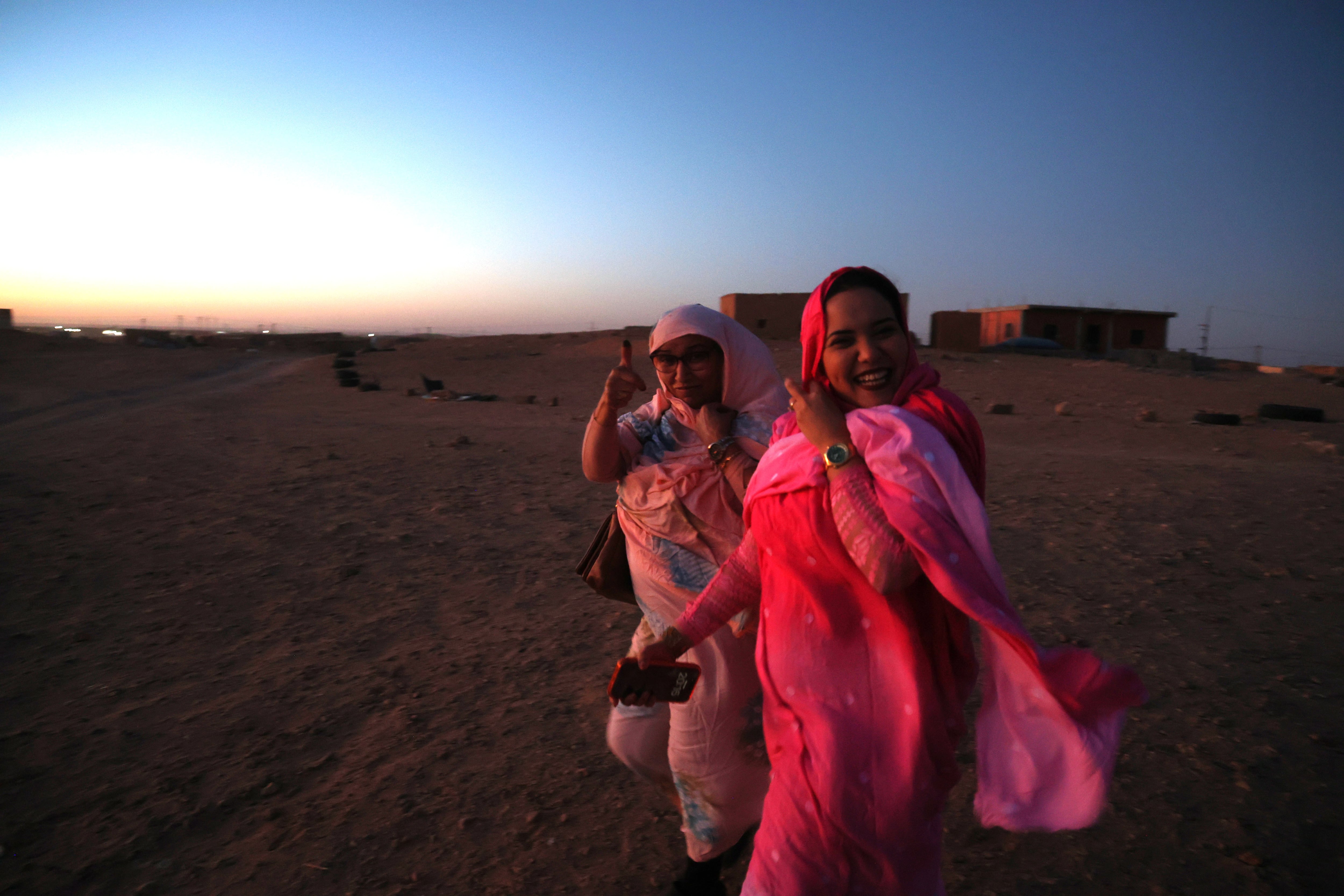 Dos mujeres pasean por el campamento de refugiados Auserd (oeste de Argelia).