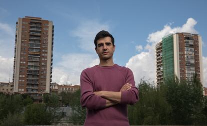 Javier Gil, portavoz del Sindicato de Inquilinas de Madrid, este martes al lado del río Manzanares.