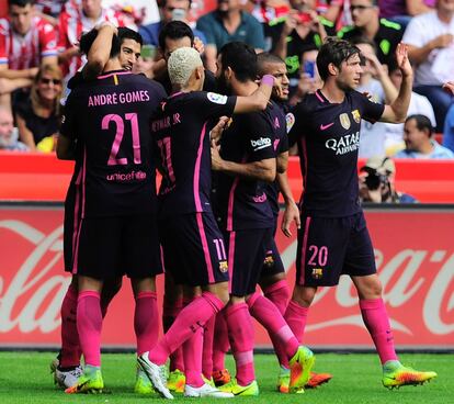 Luis Suárez (2i) del FC Barcelona celebra el primer gol del equipo con sus compañeros.