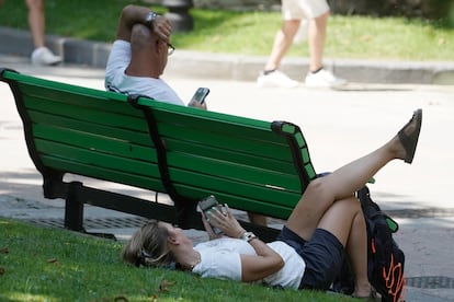 Una mujer tumbada sobre el césped este viernes, en el parque de San Francisco, en Oviedo, donde se ha registrado un récord de 41,2 grados.