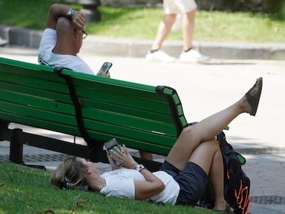 Una mujer tumbada sobre el césped este viernes, en el parque de San Francisco, en Oviedo, donde se ha registrado un récord de 41,2 grados.