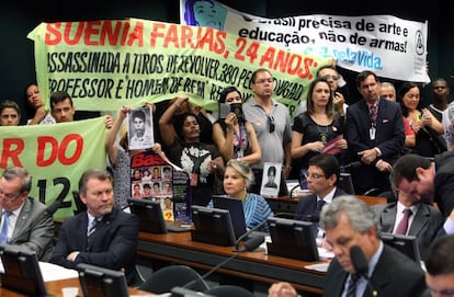 Ativistas protestam durante vota&ccedil;&atilde;o do estatuto